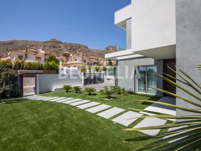 Casa en venta en Finestrat, Golf Bahía. Moderna villa de obra nueva en venta en Finestrat, Benidorm. Casas.