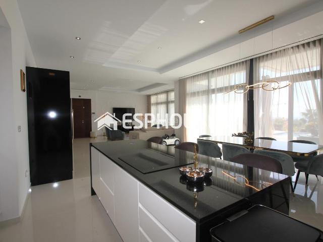 Casa en venta en Finestrat, Golf Bahía. Espectacular casa en venta en Calle Roma. Casas.