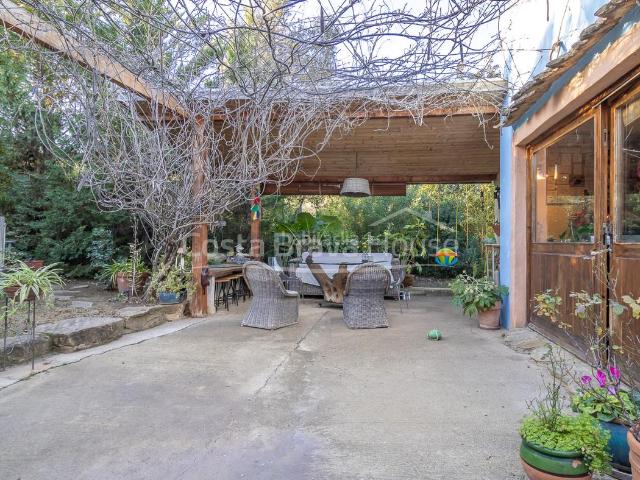 Casa en venta en Foixà. Casa rústicamediterránea en venta en Foixà, con amplio terreno y vistas al Montgrí y las Medes. Casas.