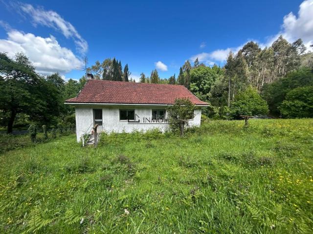 Casa en venta en Forcarei. En Venta Casa Espaciosa con Amplio Terreno en Pousada, Forcarei. Presentamos esta magnífica propiedad que ofrece comodidad, espaci. Casas.
