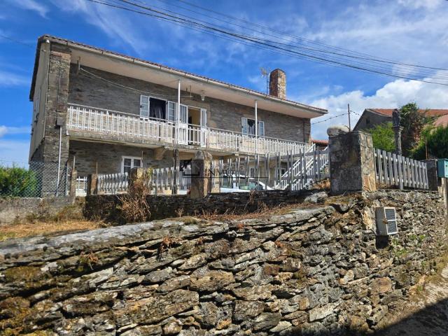Casa en venta en Forcarei. Se vende amplia vivienda con finca cerrada en Soutelo de Montes Forcarei, situada en un entorno tranquilo y natural, a pocos minut. Casas.
