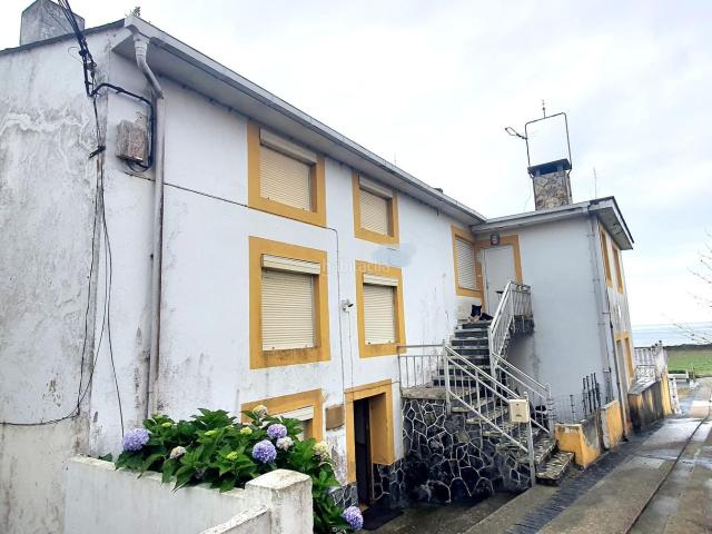 Casa en venta en Franco El. Conjunto de viviendas con vistas al puerto de Viavélez 787 m2 construidos y 1.300 m2 de parcela. Casas Franco.