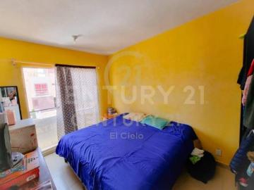 CASA EN VENTA EN FRACC. BOSQUES DE SANCTORUM CON EXCEDENTE DE TERRENO!