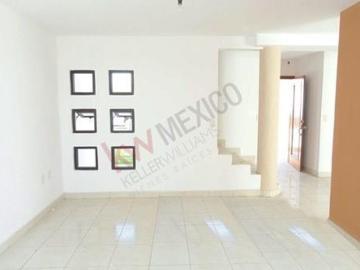 Casa en venta en Fracc. Lomas Verdes con acceso controlado