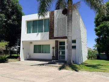 CASA EN VENTA EN FRACC. SENDERO LAS MORAS FRENTE A ÁREA VERDE