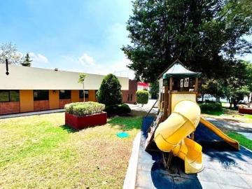 Casa en Venta en Fraccionamiento cerrado con elevador y departamento 3er nivel