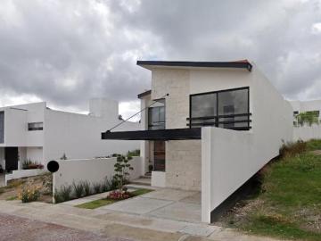CASA EN VENTA EN FRACCIONAMIENTO CON CASETA DE SEGURIDAD