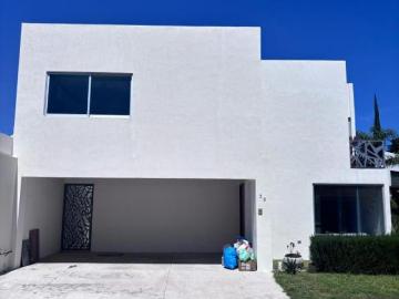Casa en Venta en Fraccionamiento Lucero, San Pedro Cholula, atrás de Plaza San Diego