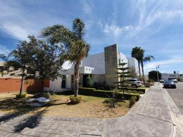 CASA EN VENTA EN FRACCIONAMIENTO QUETZALCOATL, ZONA RECTA CHOLULA