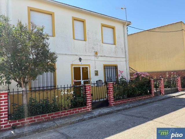 Casa en venta en Fresno el Viejo. Oportunidad inmueble de dos casas independientes cada una tiene tres dormitorios. Casas Fresno el.