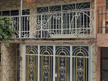 Casa en Venta en Guadalajara, Cerca de Servicios en Valentin Gomez Farias