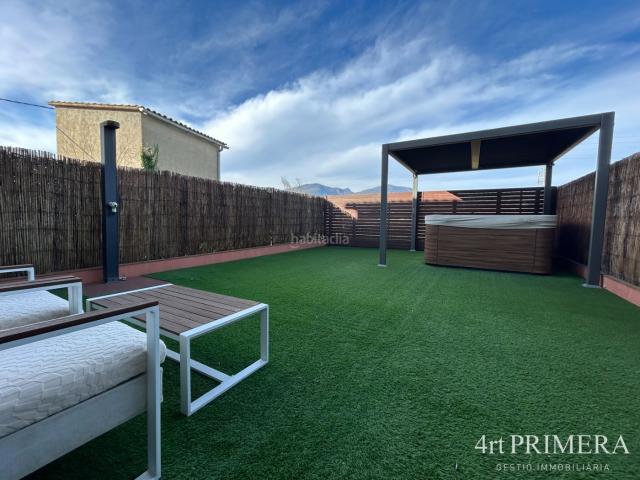 Casa en venta en Gualba. Casa pareada luminosa con jardín, terraza y parquin para dos coches. Casas.