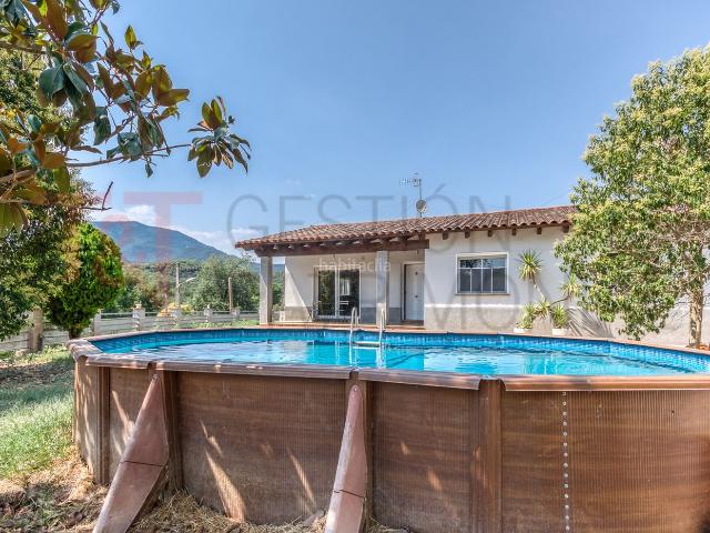 Casa en venta en Gualba. Comodidad en una sola planta, calidez y vistas. Casas.