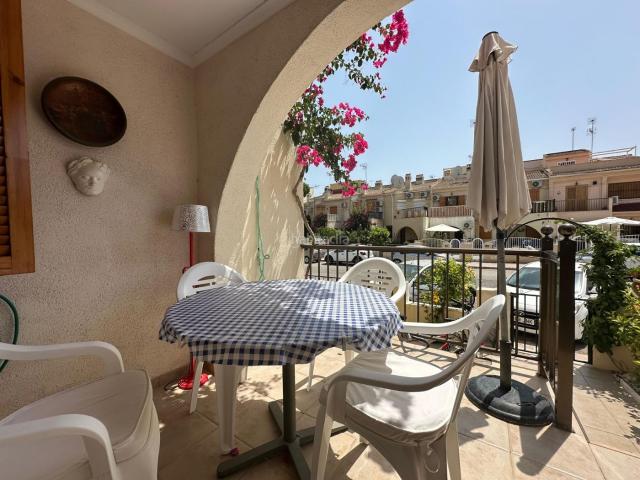 Casa en venta en Guardamar del Segura, Buenavista. Descubra esta acogedora casa adosada de autÃntico estilo espaÃol, situada en la prestigiosa UrbanizaciÃn Buenavista. Su tranquila. Casas Guardamar.