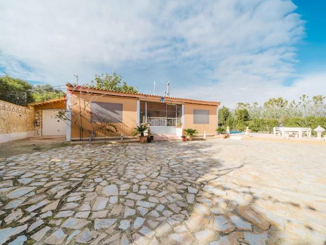 Casa en venta en Guardamar del Segura, El Edén. Finca en Guardamar del Segura ndash Piscina, solaacuterium y vistas panoraacutemicas al mar ReferenciaampnbspMT523 Casa unifamilia. Casas Guardamar del.