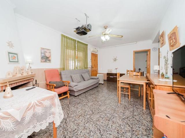 Casa en venta en Guardamar del Segura, El Edén. Ref MT523Finca en Guardamar del Segura con 215 msup2 construidos sobre una parcela de 10,366 msup2, distribuida en una planta maa. Casas Guardamar del.