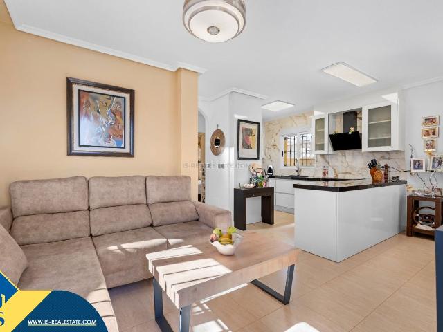 Casa en venta en Guardamar del Segura, El Raso. Casa con terraza, en la provincia de Alicante, en la localidad de Guardamar del Segura. 3 habitaciones 107 m² A 3 km del mar. Casas Guardamar del.