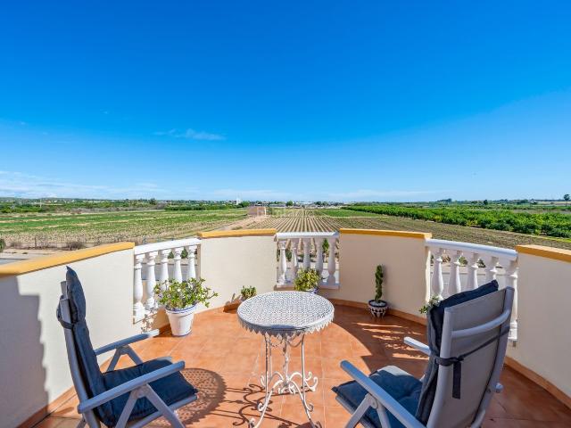 Casa en venta en Guardamar del Segura, El Raso. Bienvenido a esta magniacutefica vivienda recientemente reformada en El Raso, situada a escasos minutos a pie del centro comercial. Casas Guardamar del.