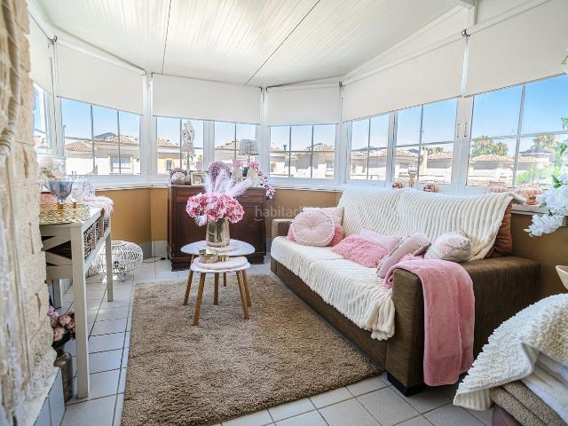 Casa en venta en Guardamar del Segura, El Raso. Nos complace presentar esta elegante villa mediterránea, ubicada en la popular zona residencial de El Raso, en Guardamar del Segur. Casas Guardamar del.