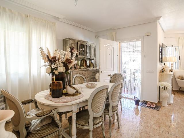 Casa en venta en Guardamar del Segura, El Raso. Villa mediterraacutenea en El Raso ndash Guardamar del Segura Nos complace presentar esta elegante villa mediterraacutenea, ubicad. Casas Guardamar del.
