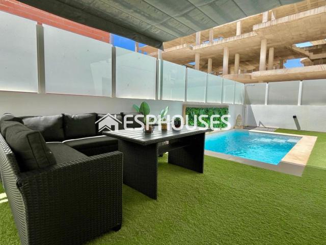 Casa en venta en Guardamar del Segura, Los Secanos. Exclusiva casa independiente moderna con piscina privada, amplias terrazas y gran garaje en el sótano para varios vehículos. Casas Guardamar del.