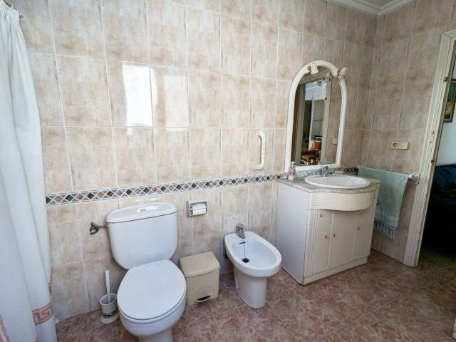 Casa en venta en Guardamar del Segura, Pueblo. En venta una casa tradicional de 191 m en el centro de Guardamar del Segura. Cuenta con 5 dormitorios, 2 baños, salón luminoso, co. Casas Guardamar del.