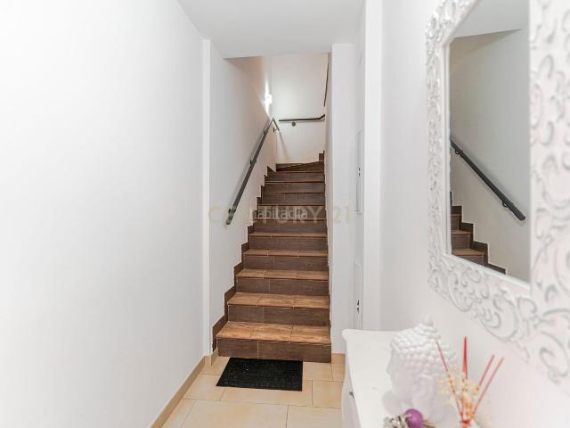 Casa en venta en Güevéjar. Bonita casa con terraza en pleno centro de Güevéjar. Casas.