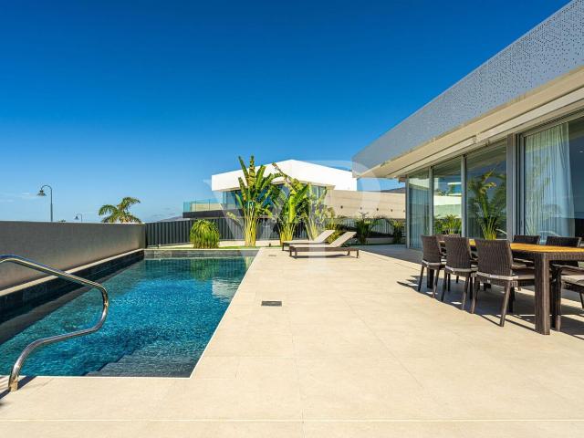 Casa en venta en Guía de Isora, Guía de Isora Interior. Villa de lujo en el corazón del Golf de Abama. Casas Guía de.