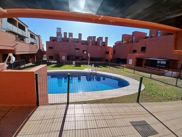 Casa en venta en Guillena, Guillena pueblo. Vivienda de 2 plantas con terraza y piscina en urbanización privada en Guillena. Casas.