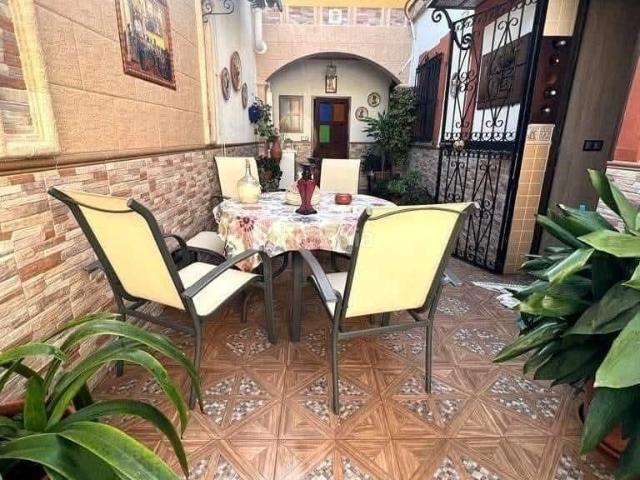 Casa en venta en Guillena, Guillena pueblo. Casa en planta baja con piscina y gran cochera en Guillena Sevilla. Casas.