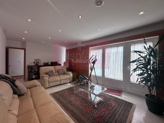 Casa en venta en Guntín. Impresionante vivienda con finca, piscina y múltiples dependencias a 10 km de Lugo. Casas.
