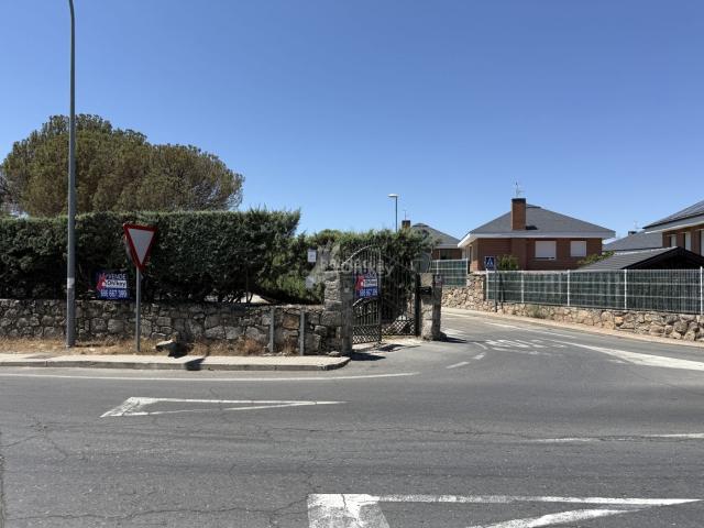 Casa en venta en Galapagar, El Guijo Colonia España. Chalet con encanto y grandes posibilidades en Galapagar Urbanización Colonia España. Casas.