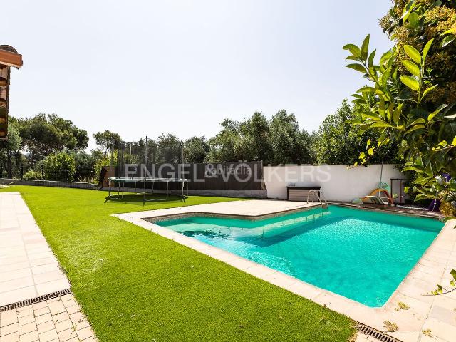 Casa en venta en Garriga La, Can Violí Can Poi del Bosc. Encantadora casa con buhardilla, jardín y piscina en La Garriga. Casas Garriga.