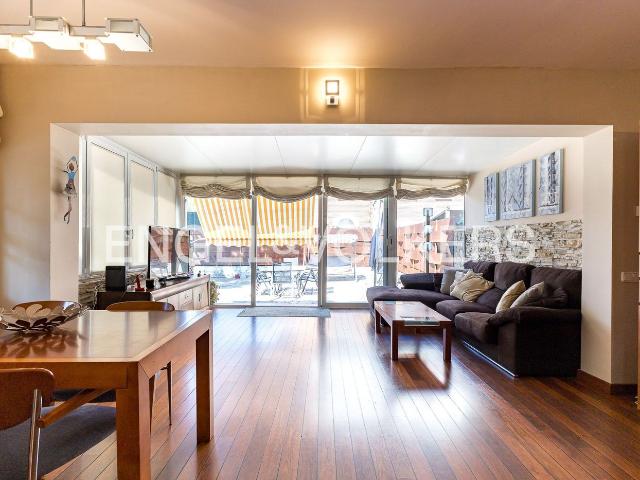 Casa en venta en Gavà, Gava Mar. Casa esquinera con amplio jardínterraza privado, piscina comunitaria y a pocos pasos del mar. Casas.