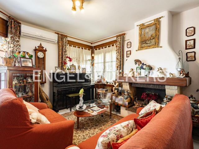 Casa en venta en Gavà, La Sentiu. Elegante villa con capacidad para albergar a 3 familias independientes en La Sentiu de Gavà. Casas.