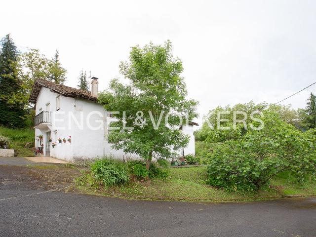 Casa en venta en Gernika Lumo. Una joya escondida en Gernika la privacidad y el terreno de un caserío, con la comodidad de vivir junto al centro. Casas Gernika.