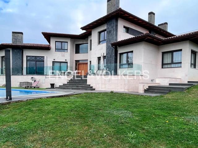 Casa en venta en Gijón, Somió. Magnífica vivienda de excelentes calidades en Somió. Casas.