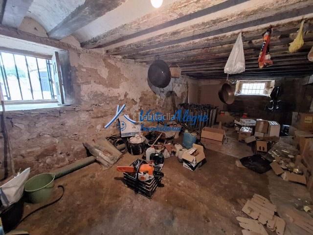 Casa en venta en GimileCasa de pueblo con patio y cochera. Casas.