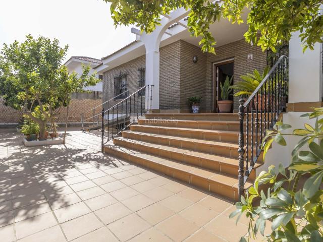 Casa en venta en Gines. CHALET INDEPENDIENTE CON GARAJE Y PISCINA A LA VENTA EN GINES. Casas.