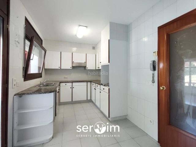Casa en venta en Girona, Taialà Germans Sabat. Amplia vivienda con gran patio privado y garaje para tres vehículos. Casas.