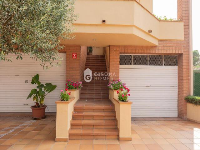 Casa en venta en Girona, Pont Major Pedret Campdorà. Villa con ascensor y piscina en Pont Major. Casas.