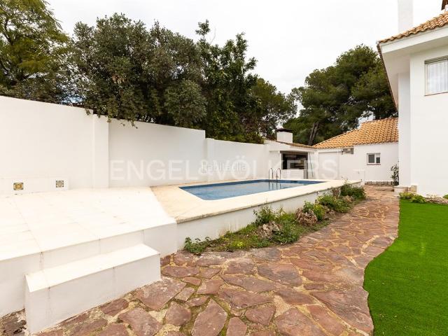 Casa en venta en Godella. Magnífica villa mediterránea en Campolivar. Casas.