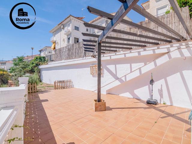 Casa en venta en Gójar. AAmplia casa en haciendo esquina en Gojar: Ideal para vivir cerca de Granada. Casas.