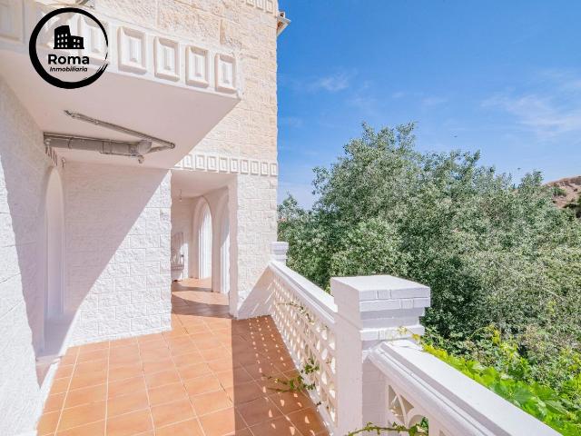Casa en venta en Gójar. Amplia casa en haciendo esquina en Gojar Ideal para vivir cerca de Granada. Casas.