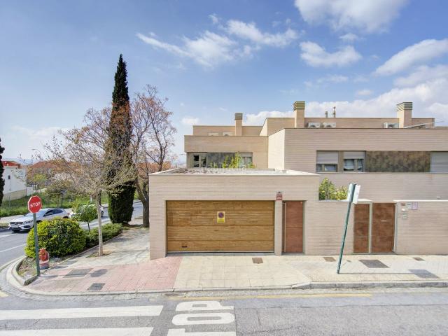 Casa en venta en Granada, Camino de los Neveros Serrallo. Hove Properties presenta una de las viviendas más exclusivas de Granada. Hay viviendas que destacan por sus metros, otras por sus. Casas.
