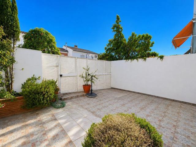 Casa en venta en Granada, Lancha del Genil. Exclusiva casa adosada en Lancha del Genil amplitud, luz y confort. Vivienda VPO. Casas.