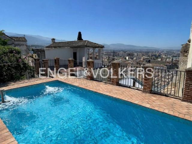Casa en venta en Granada, San Matías Realejo. Carmen histórico con vistas privilegiadas a Granada y piscina. Casas.
