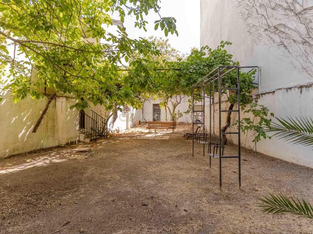 Casa en venta en Granada, San Francisco Javier. CASA CON JARDÍN CERCA DEL HOSPITAL DE TRAUMATOLOGÍA, GRANADA. Casas.