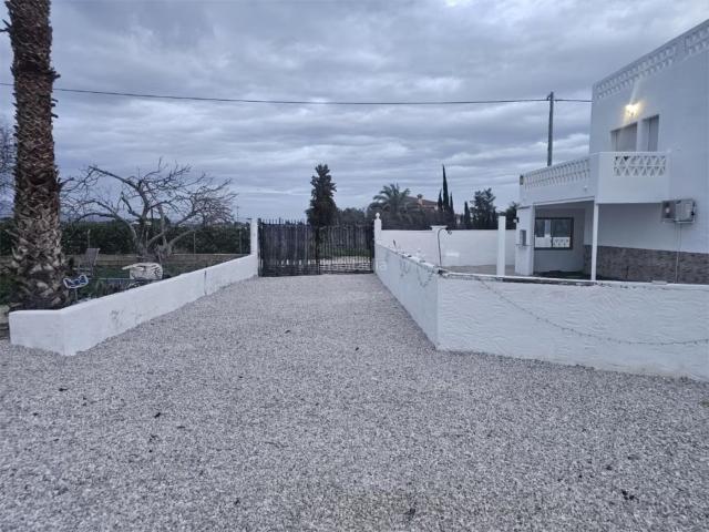 Casa en venta en Granja de Rocamora. En Venta Finca con 2 Viviendas, 10 Estancias y Terraza de 100m. Casas Granja de.