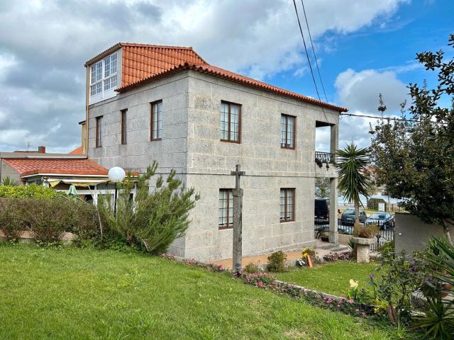 Casa en venta en Grove O. Fabuloso chalet con vistas a la ría en el casco urbano de O Grove. Casas Grove.